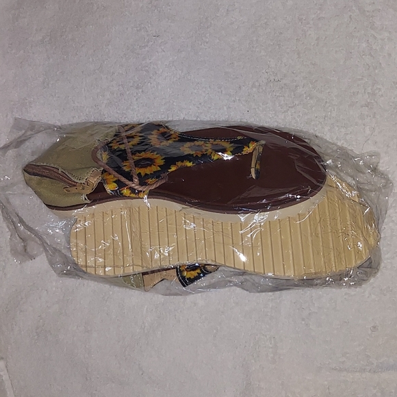 Sunflower Sandals - Picture 3 of 4